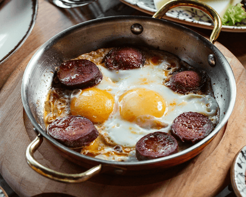 Sahanda Sucuklu Yumurta